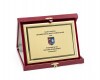 Krabička na plaketu s koženým vzhľadom v bordovej farbe