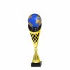 Zemeguľa na čierno-zlatej trofeji