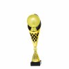 Futbalová lopta na čierno-zlatej trofeji